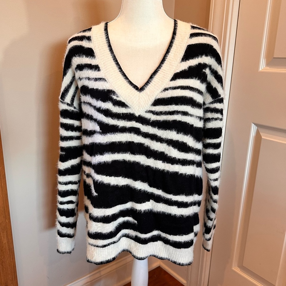 ✨FLASH SALE✨ Peck & Peck Cream and Black Fuzzy Striped Sweater V-Neck Medium